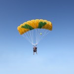 1500 m, le moniteur ouvre le parachute