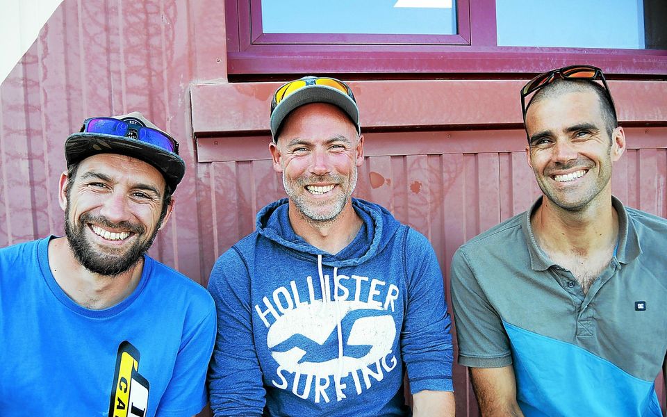 Trois des 27 champions de l’école de parachutisme : Nicolas Coadic, Vice champion du monde, Julien Pondard, champion du monde en free style et Guillaume Bernier, trois fois champion du monde en vol relatif à huit.